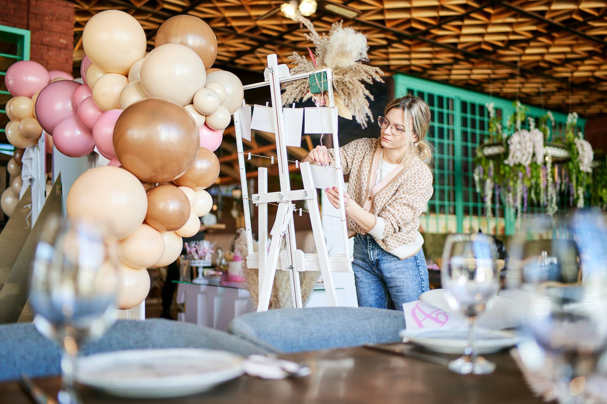 oranizadora de eventos a finalizar detalhes de festa de casamento