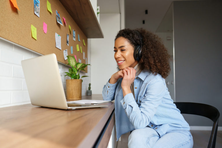 rapariga sorridente a assistir a curso online